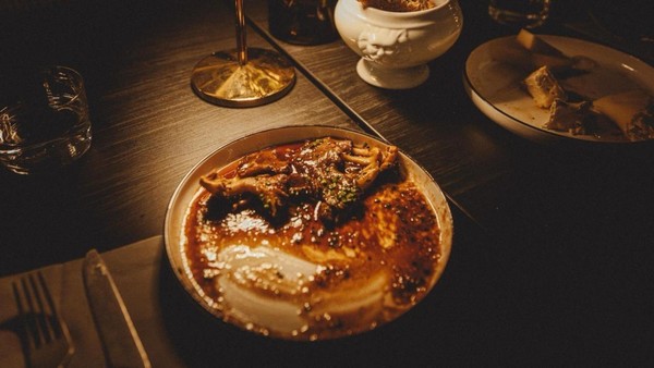 Weinbar in Eppendorf: Chef holt die Tropfen selbst aus dem Burgund