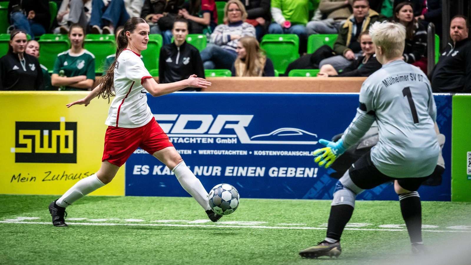 -Echtes-Highlight-M-lheimer-Fu-ballerinnen-freuen-sich-ber-tollen-Hallen-Rahmen