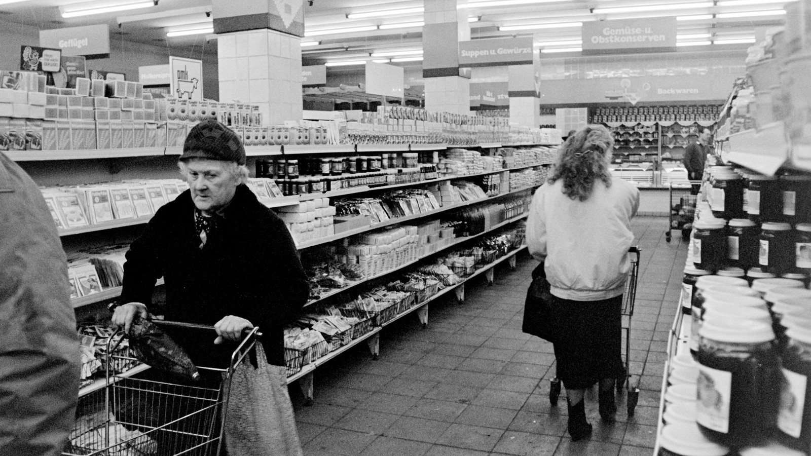 Jena-Nord-zu-DDR-Zeiten-Retrobilder-zeigen-Kaufhalle-und-Industriewaren-Laden