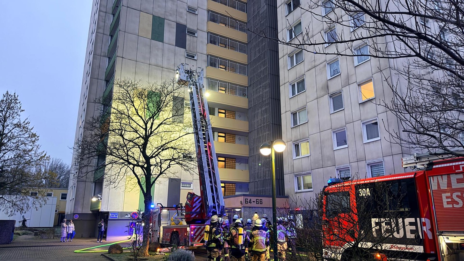 Brand-in-Essener-Hochhaus-Feuerwehr-r-ckt-mit-Gro-aufgebot-aus