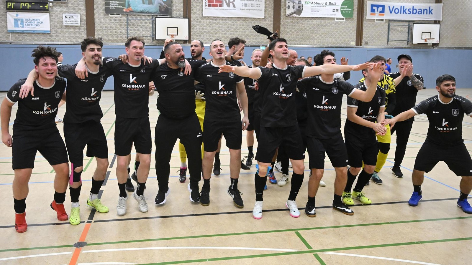 Rheingold-wie-im-Rausch-der-VfB-dominiert-die-Emmericher-Titelk-mpfe