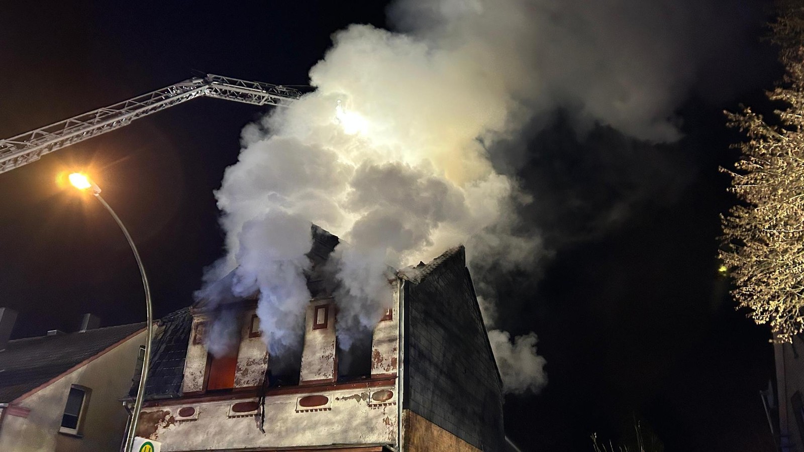 Feuer-an-der-Oststra-e-in-Bottrop-Dachstuhl-steht-in-Vollbrand