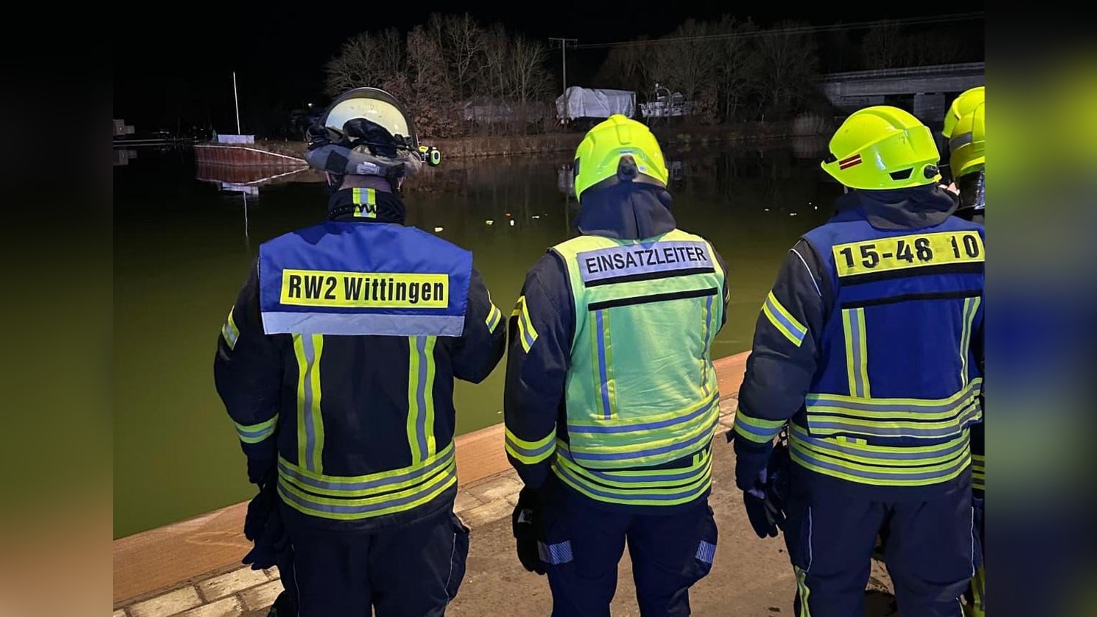 Fahrer-st-rzt-am-Wittinger-Hafen-mit-seinem-Auto-in-den-Elbeseitenkanal