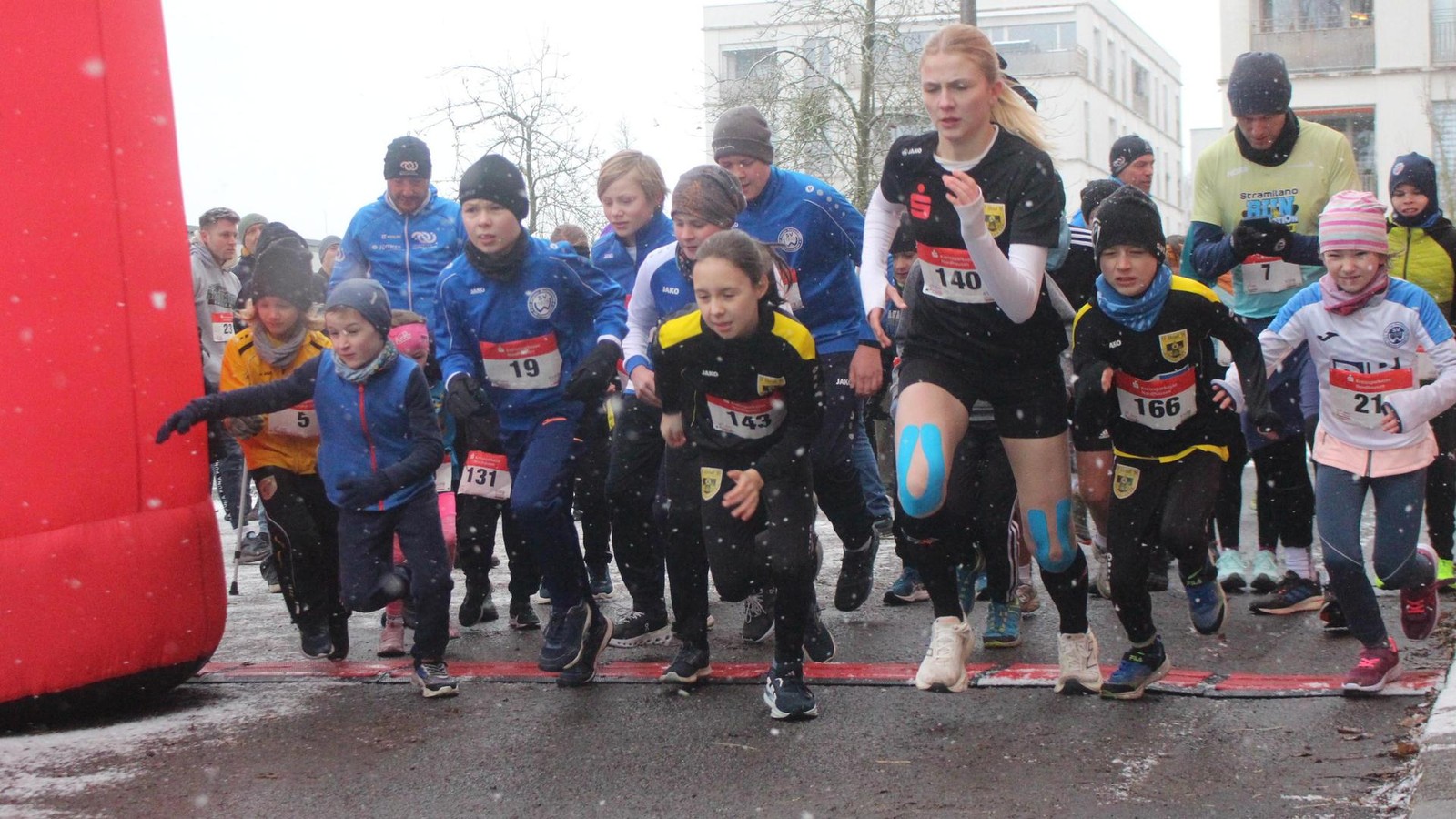 Sportlich-im-Schneetreiben-Silvesterlauf-begeistert-in-Nordhausen