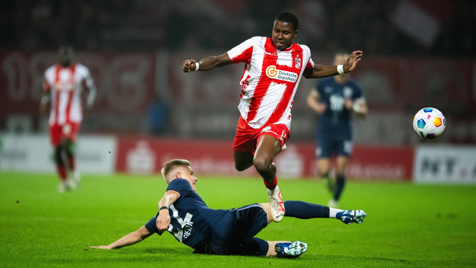 star-trainer-jos-mourinho-verpflichtet-ex-spieler-des-fc-rot-wei-erfurt