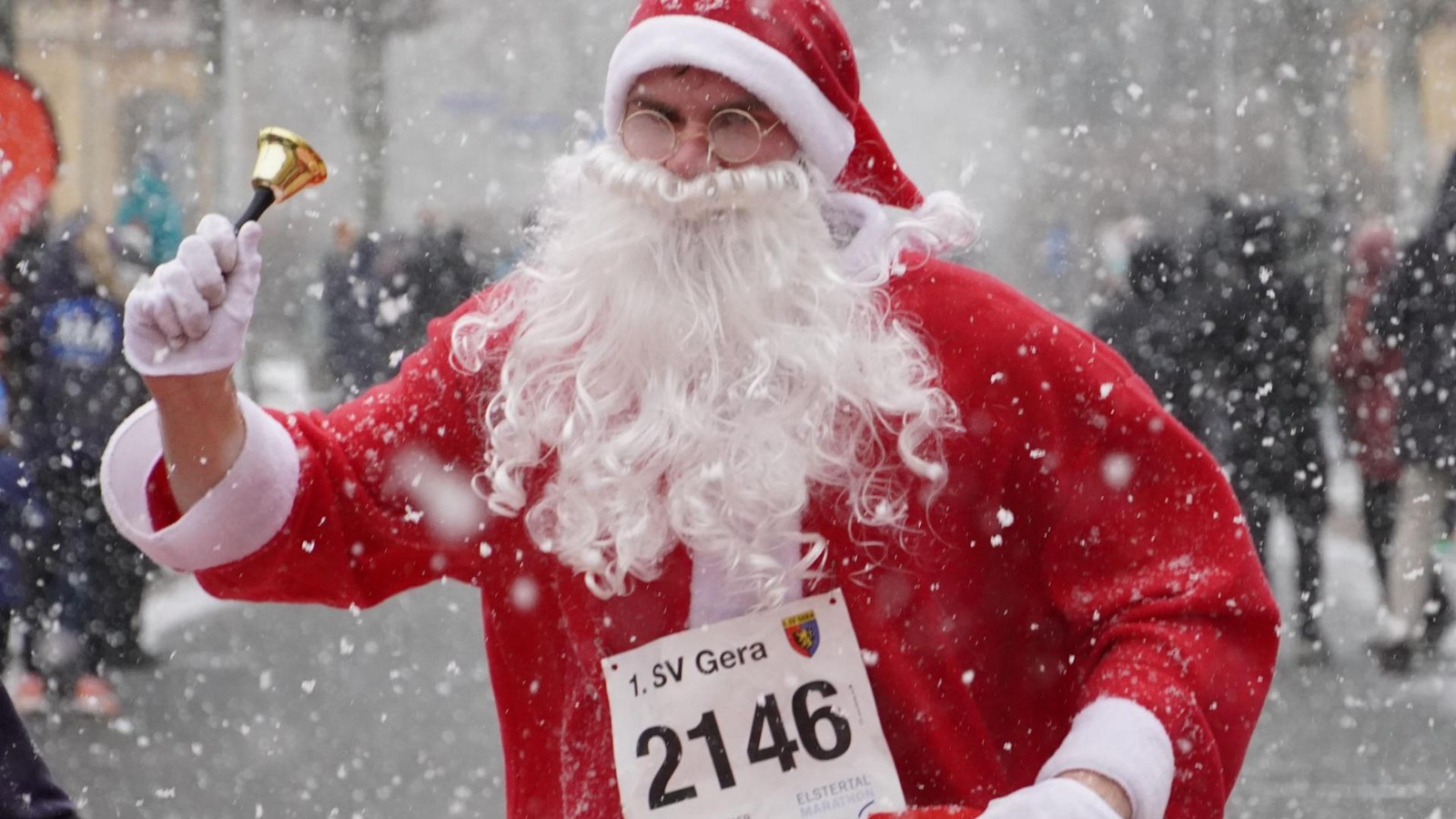 Mit-Weihnachtsmann-und-Flockenwirbel-Hunderte-bei-Silvesterlauf-in-Gera