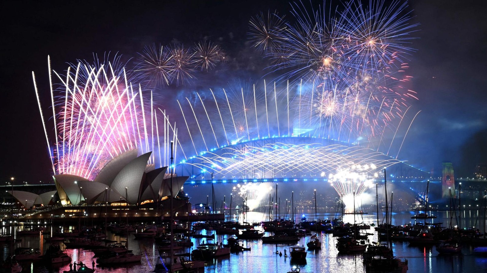 Spektakul-res-Feuerwerk-in-Sydney-Australier-l-uten-neues-Jahr-ein