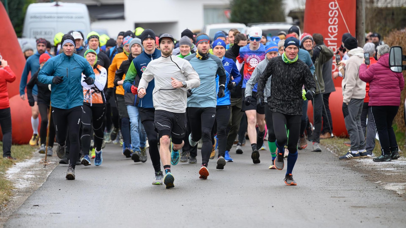 Zufahrtsstra-en-zugeparkt-beim-Waldlauf-zum-Jahresende-im-Kreis-Gotha