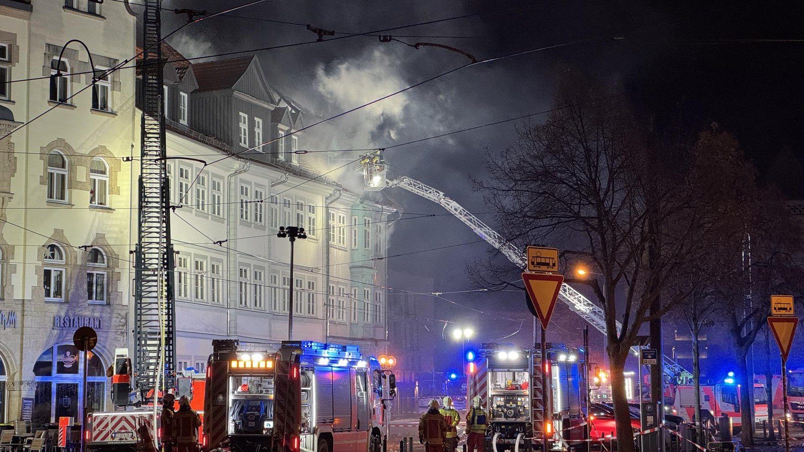 Feuerwehr-bek-mpft-Dachstuhlbrand-am-Erfurter-Domplatz