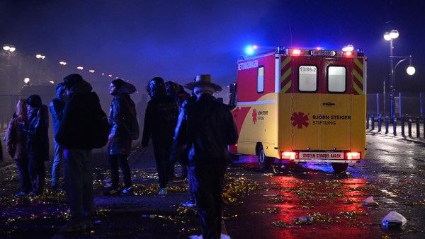 V Berlinu zaradi pirotehnike huje poškodovanih več deset ljudi, med njimi osem otrok