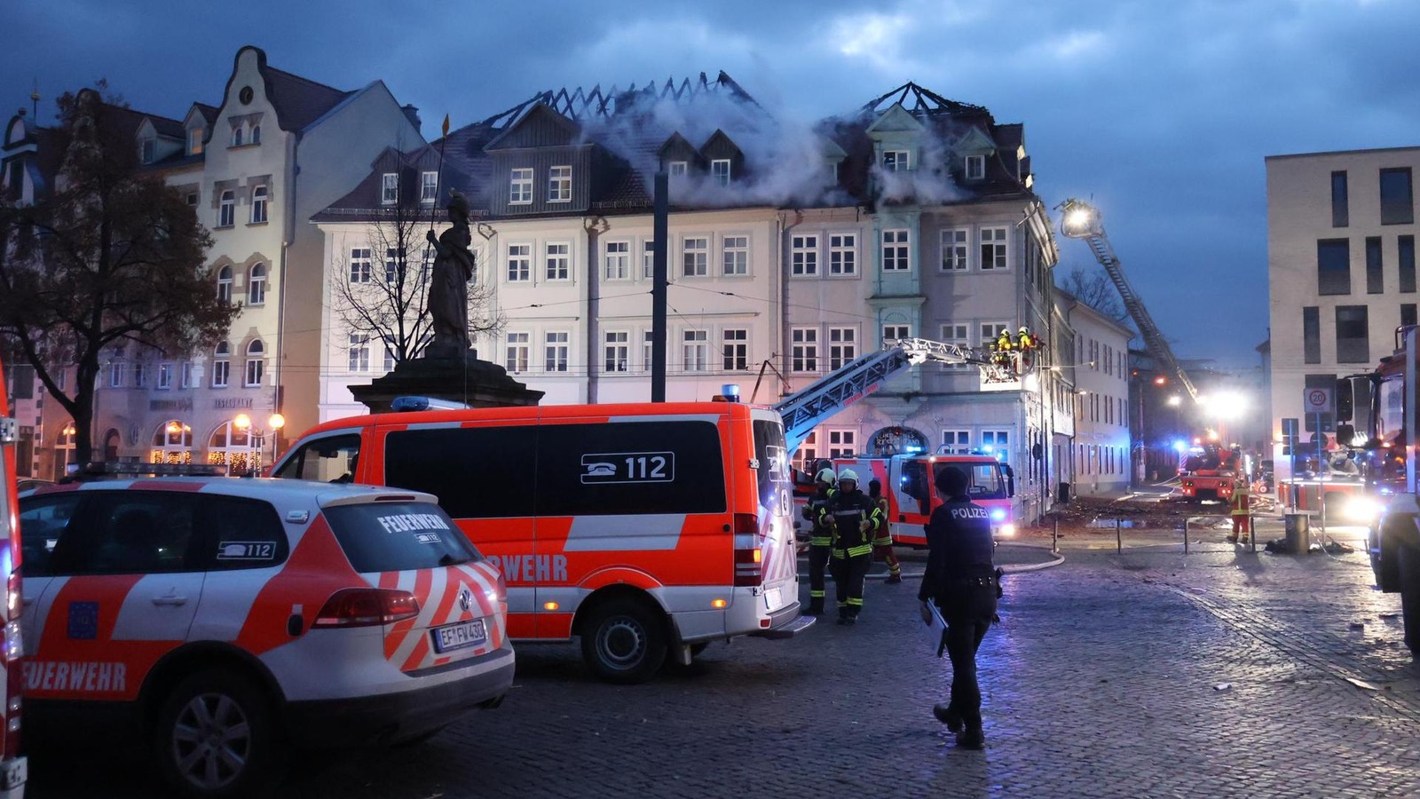 Silversterdrama-am-Erfurter-Domplatz-Historisches-Haus-steht-in-Flammen