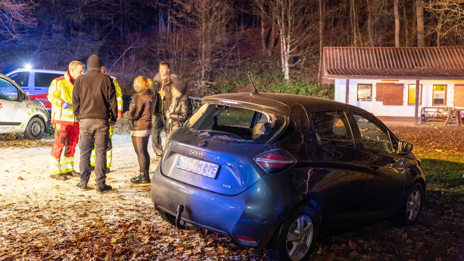 Dubioser-Unfall-bei-Silvester-Party-im-Wald-Autofahrer-berf-hrt-drei-G-ste