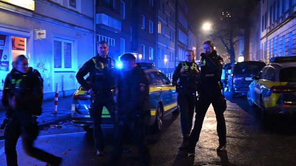 Schüsse im Phoenix-Viertel: Schwer bewaffnete Polizisten suchen Täter