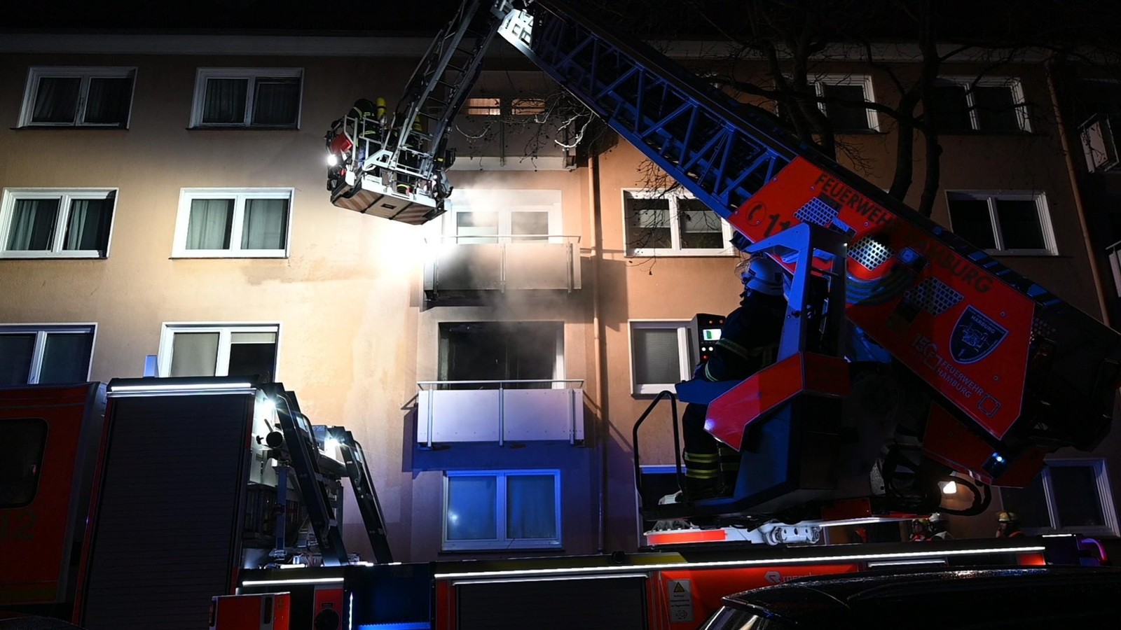 Raketen-setzen-Balkon-in-Harburg-in-Brand-Wohnung-verqualmt
