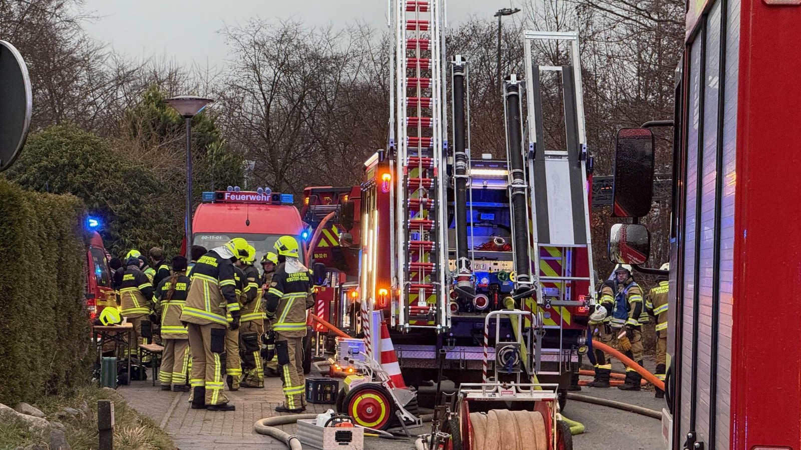 120-Feuerwehrleute-l-schen-brennendes-Sportlerheim-in-Henstedt-Ulzburg