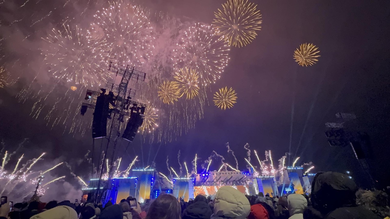 9000-Hamburger-tanzen-trotz-Schietwetters-bei-ZDF-Silvesterparty-ins-neue-Jahr