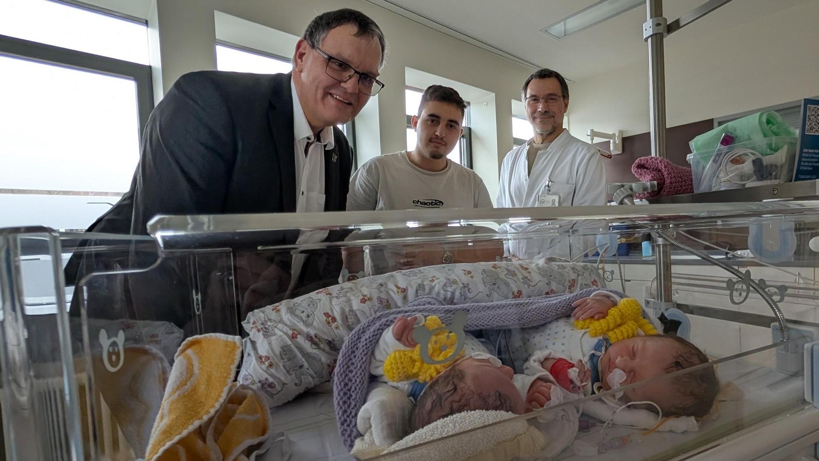 Zwillingsmama-macht-sich-selbst-ein-Geschenk-Ihre-M-dchen-haben-es-in-Gera-eilig