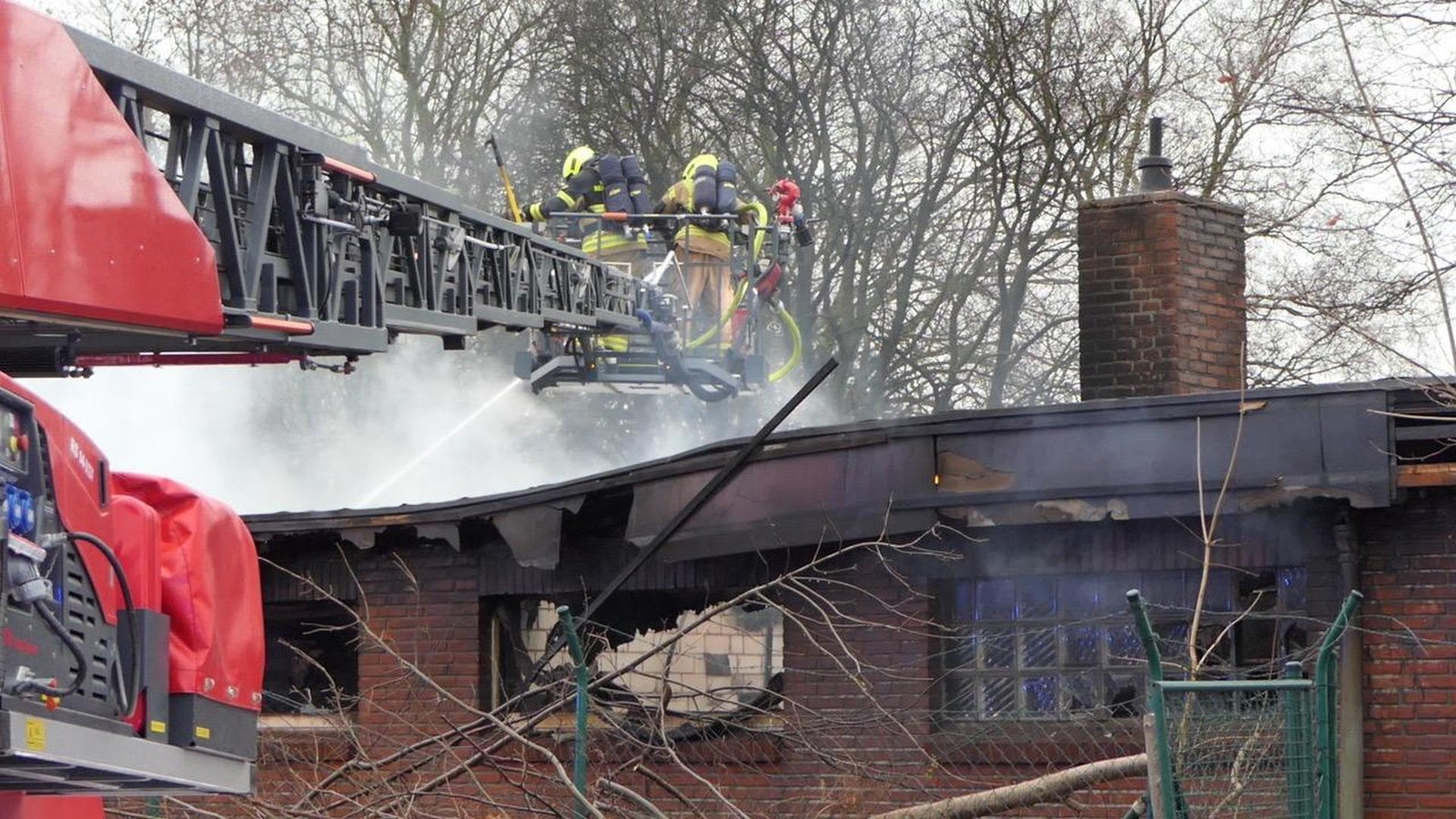 sportlerheim-in-henstedt-ulzburg-brennt-am-neujahrstag-komplett-nieder