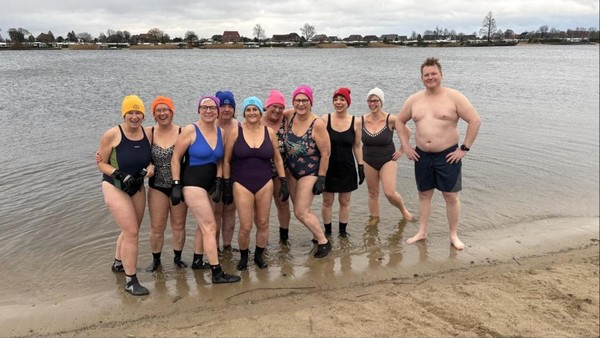Bei nur vier Grad: Anbaden an Neujahr im Hohendeicher See