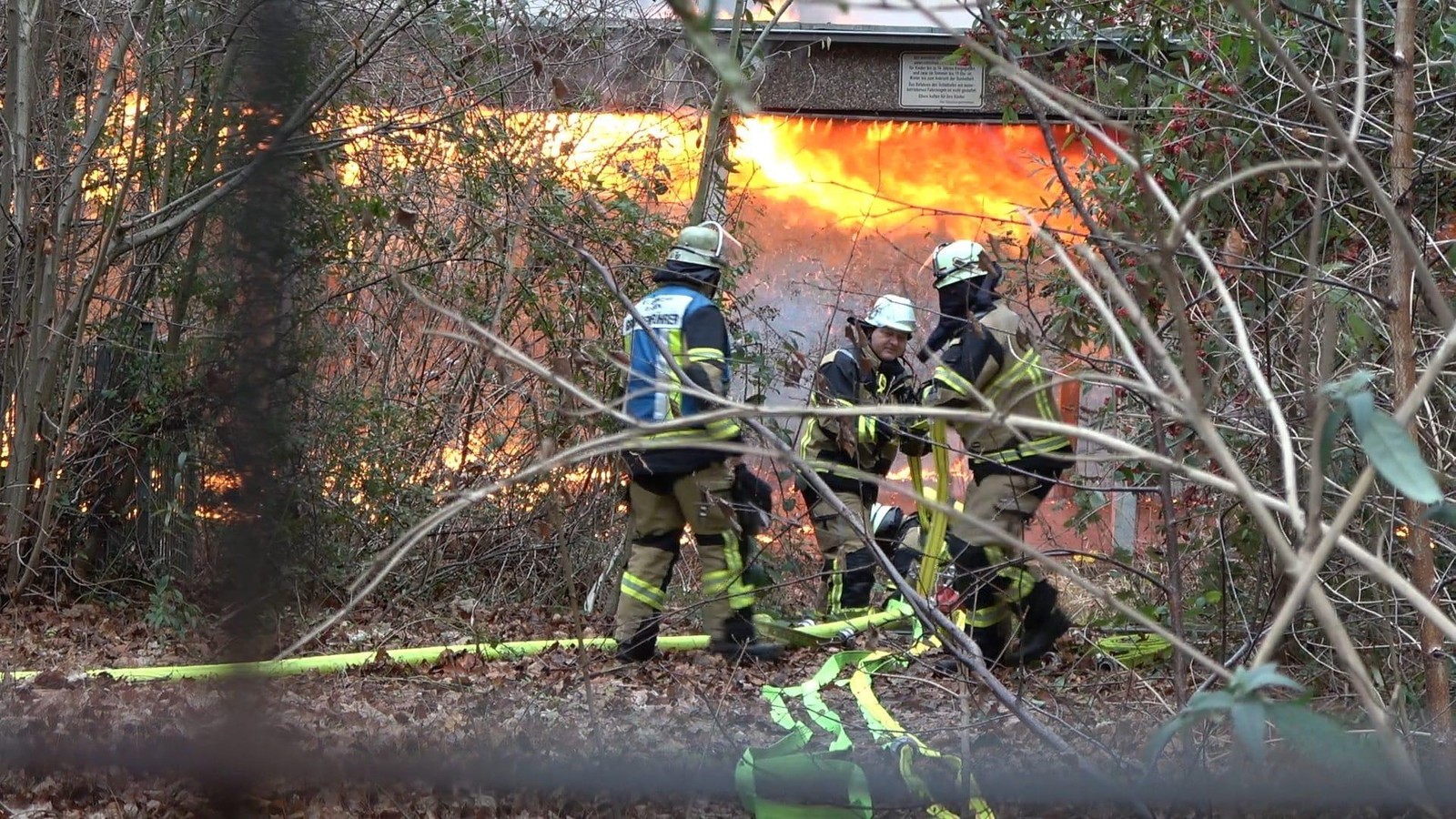 Lost-Place-in-Flammen-Feuerwehr-Essen-an-ehemaliger-Schule-im-Gro-einsatz