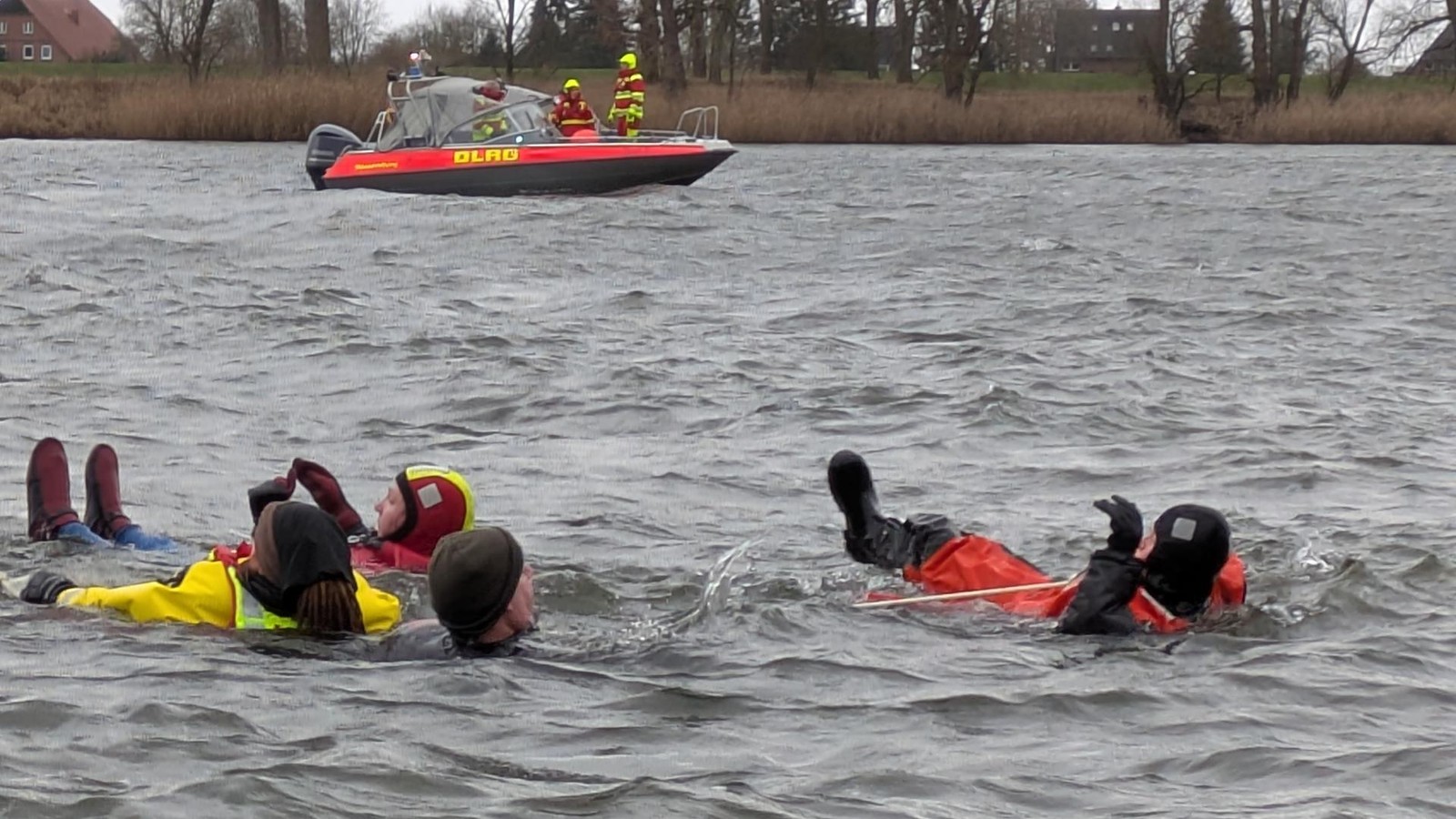Neujahrsschwimmen-in-der-Elbe-Frau-erleidet-Kreislaufkollaps