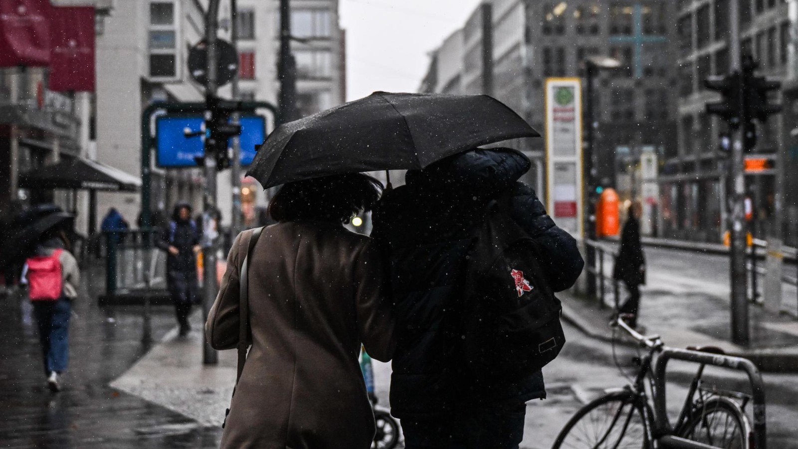 Wetter-in-Berlin-Schneeschauer-und-Gl-tte-Warnung-vor-Sturmb-en