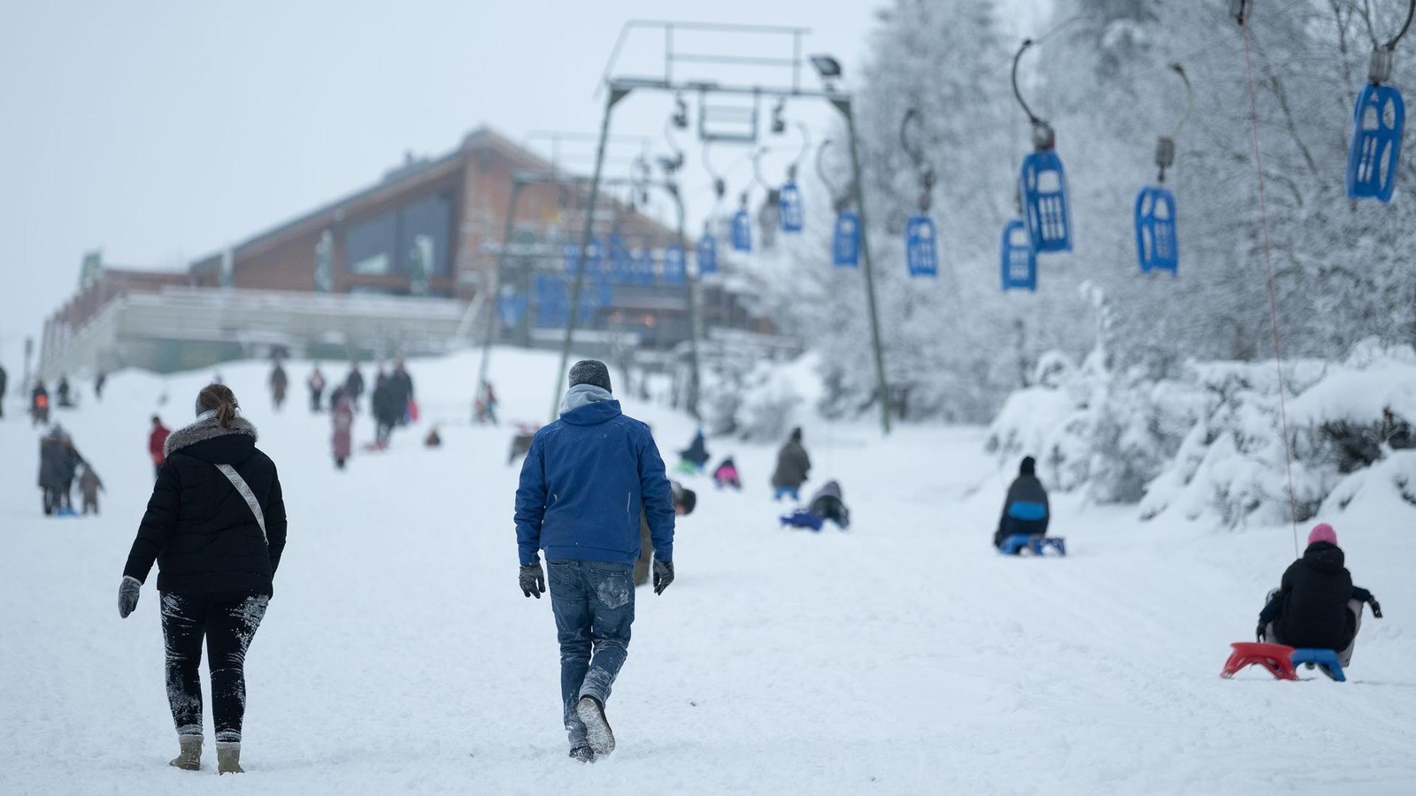 -Winterwunderland-mit-gen-gend-Schnee-im-Harz-Erste-Ski-und-Rodellifte-laufen