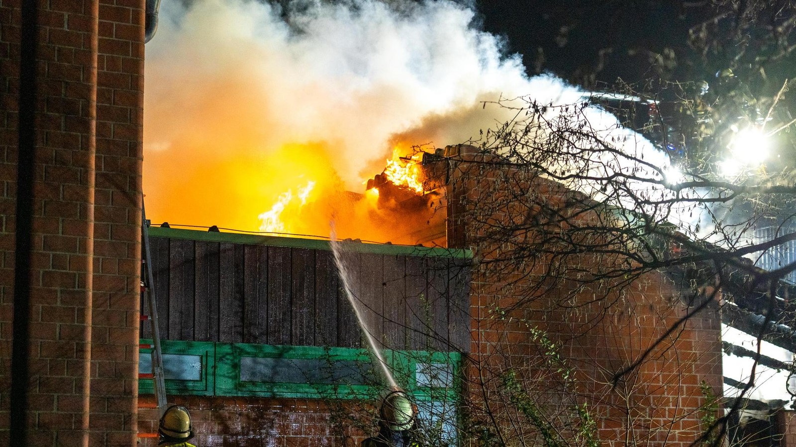 Sporthalle-in-Buchholz-in-Flammen-Feuerwehr-im-Gro-einsatz