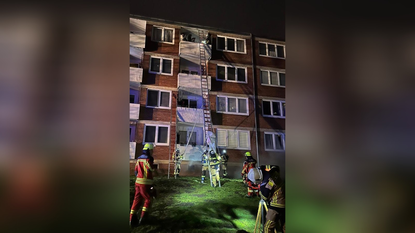 Kaltenkirchen-Zwei-Erwachsene-und-ein-Baby-aus-ihrer-Wohnung-gerettet