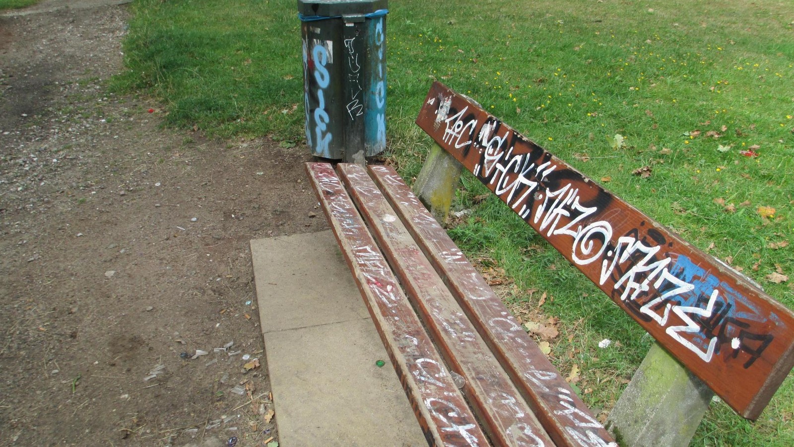 Wie-auff-llig-Mutma-licher-Einbrecher-ruht-sich-mit-Sturmhaube-auf-Parkbank-aus