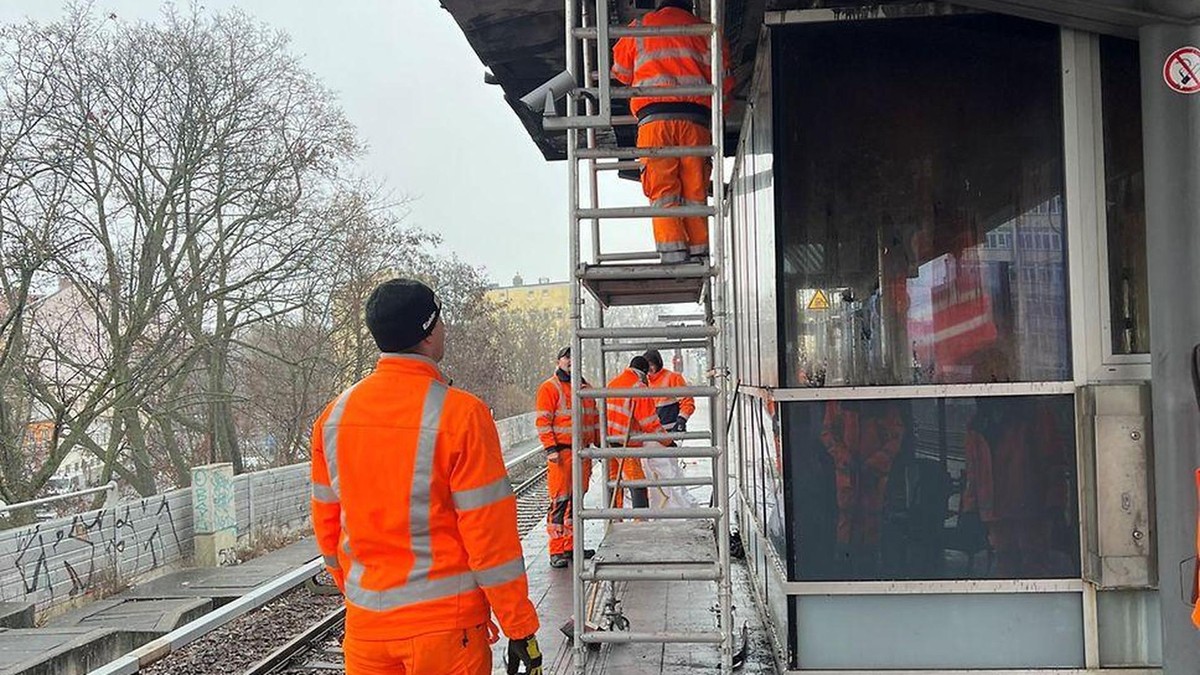 Ein Aufsichtshäuschen im Bahnhof Wedding brannte in der Silvesternacht.