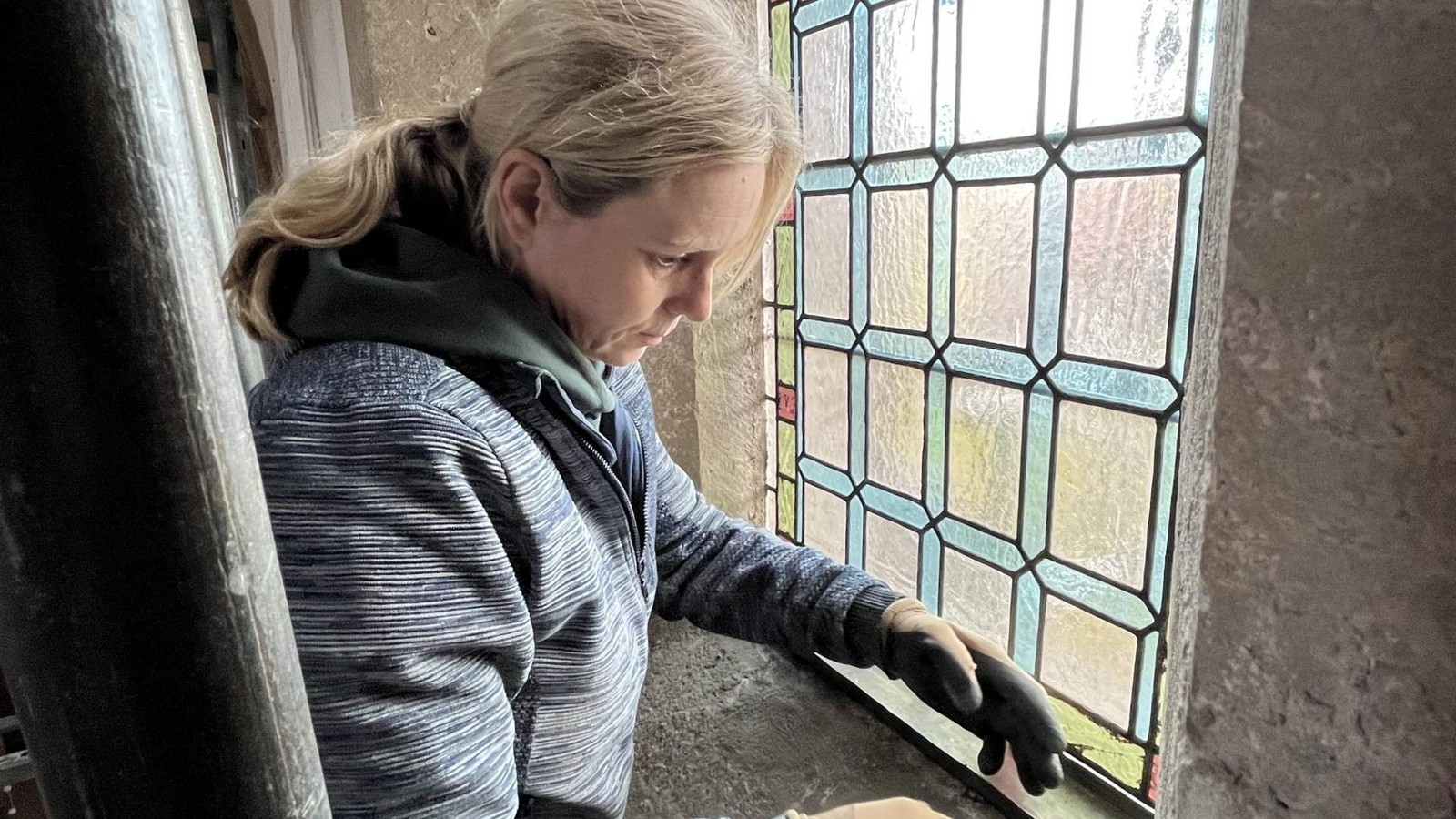 Sensationsfund-Restaurierung-der-Fenster-der-Arnst-dter-Liebfrauenkirche-enth-llt-mittelalterliches-Glas