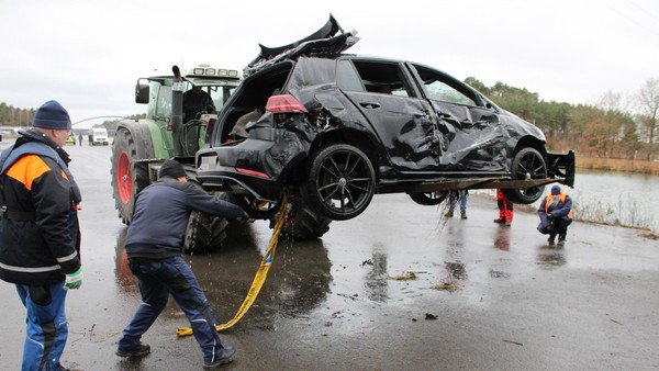 Spektakuläre Szene in Wittingen: Taucher bergen Auto aus Elbe-Seiten-Kanal