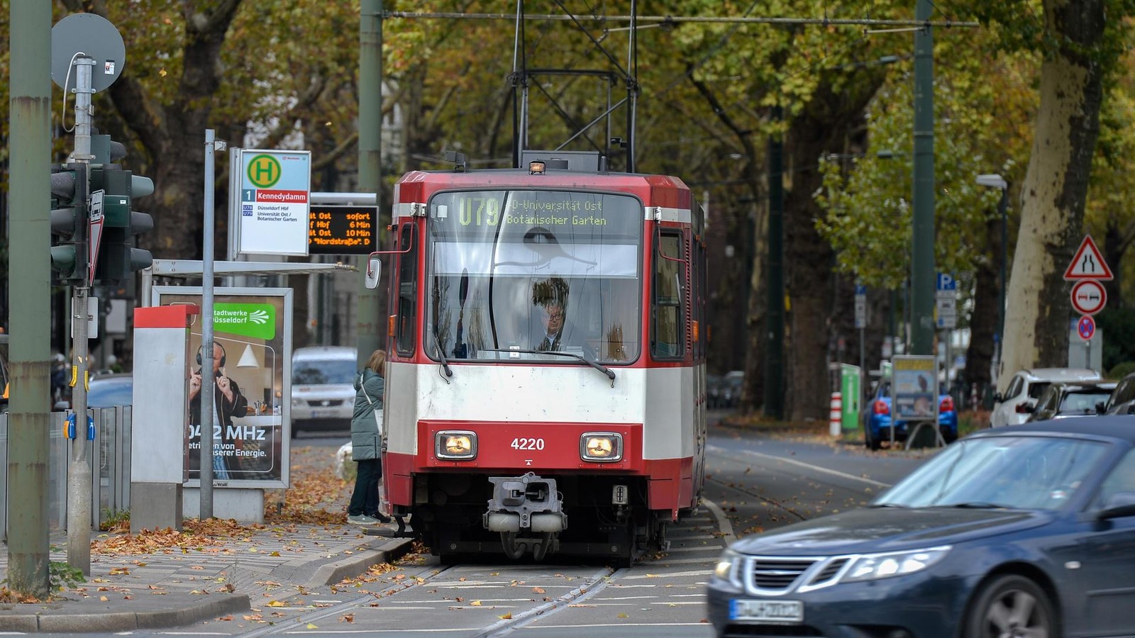 Auto-im-Gleisbett-Bahnen-auf-U79-Linie-massiv-versp-tet
