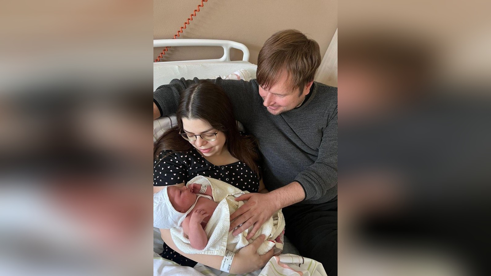 Zwei-M-dchen-sind-in-Eisenach-am-Schluss-des-Jahres-und-zu-Beginn-des-neuen-vorn