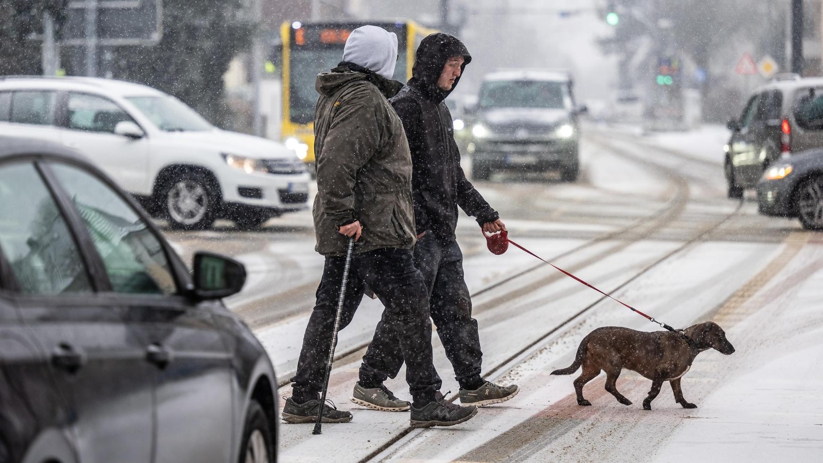Wenn-s-in-M-lheim-schneit-r-umt-die-MEG-Stra-en-aber-auch-B-rger-m-ssen-ran