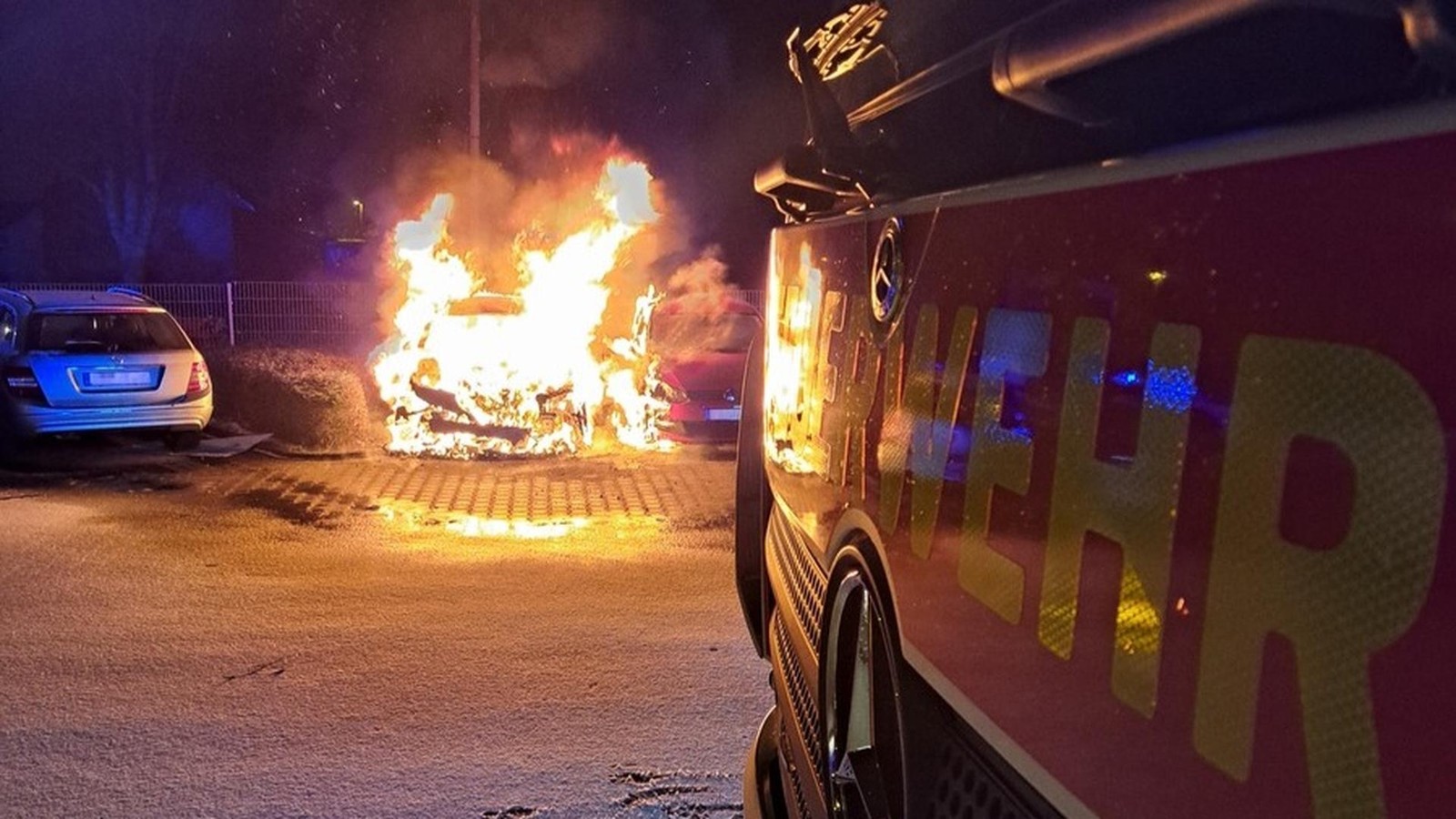 Auf-Supermarkt-Parkplatz-in-M-lheim-Autos-stehen-in-Flammen