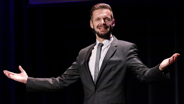 Florian Schroeder in Hamburg: Spott nicht nur für Klöckner und Pilawa