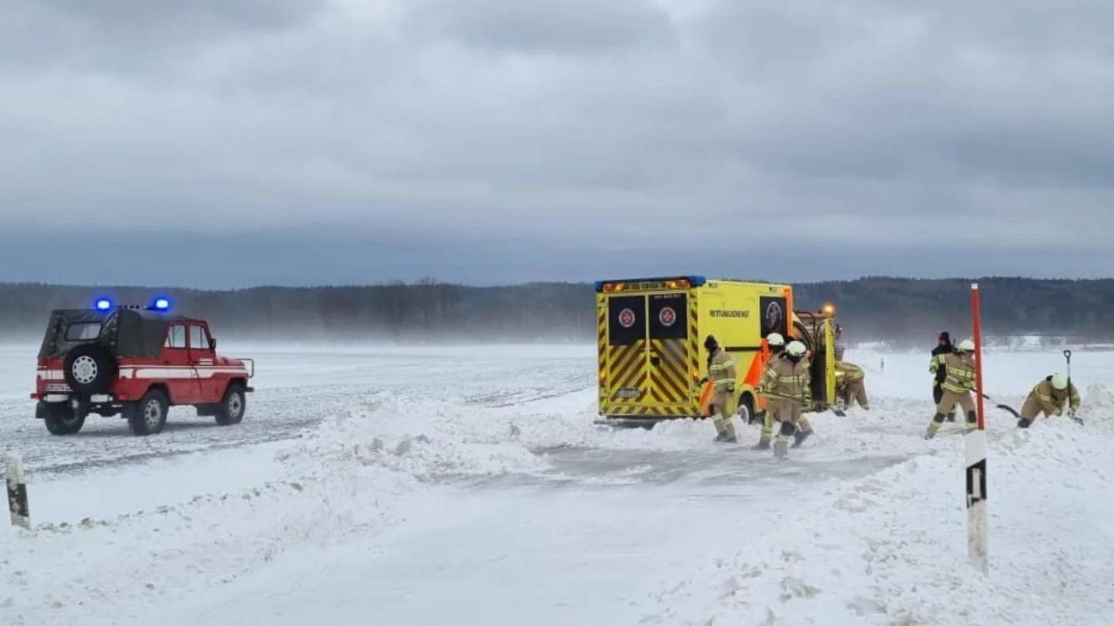 Schneechaos-im-Kreis-Greiz-Feuerwehr-befreit-Rettungswagen