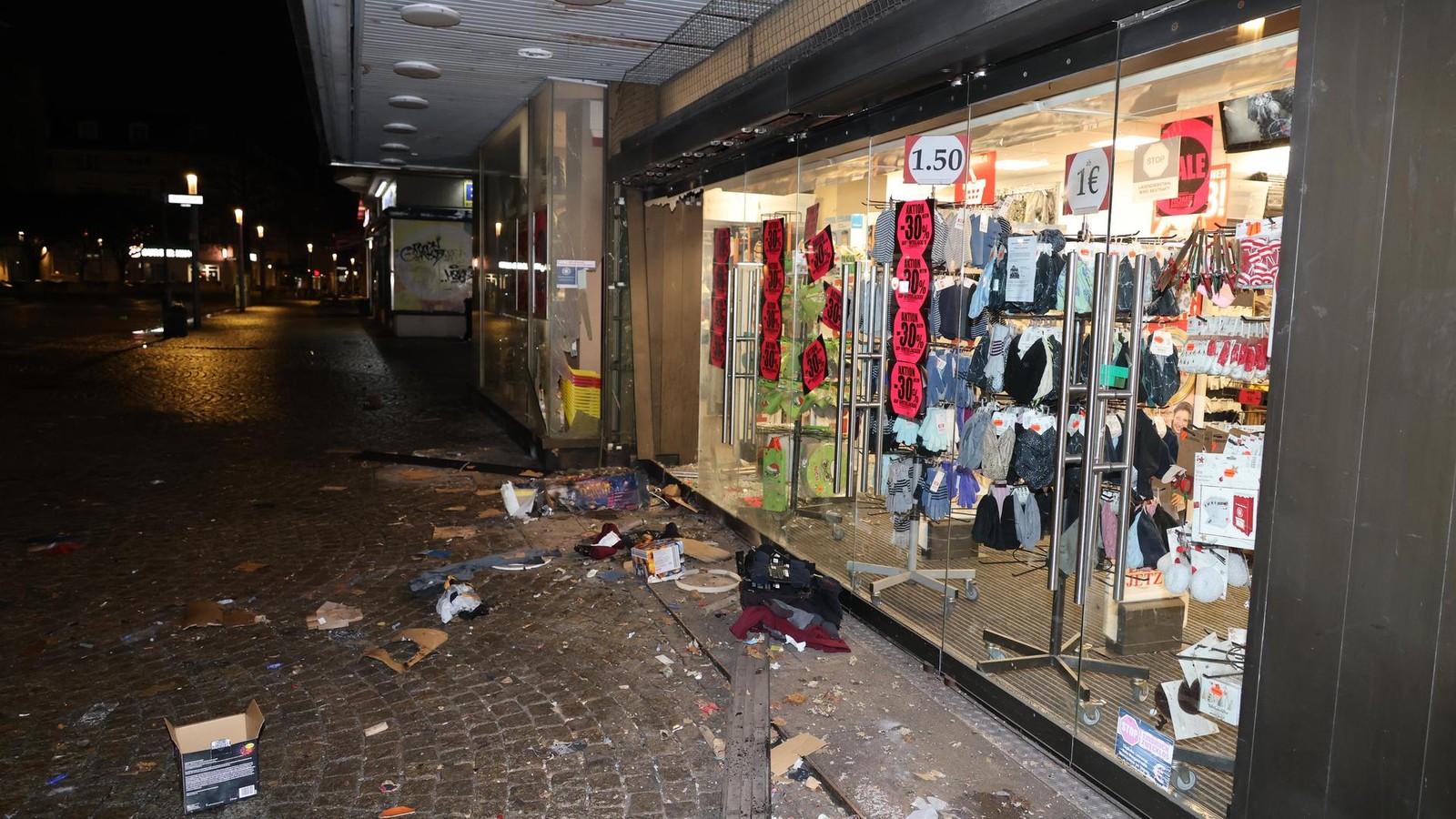 Woolworth-Spandau-Filiale-bleibt-nach-Silvester-Explosion-vorerst-geschlossen