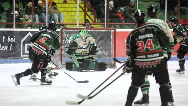 Derbysieg! Harzer Falken behalten im Braunlager Schneesturm den Durchblick