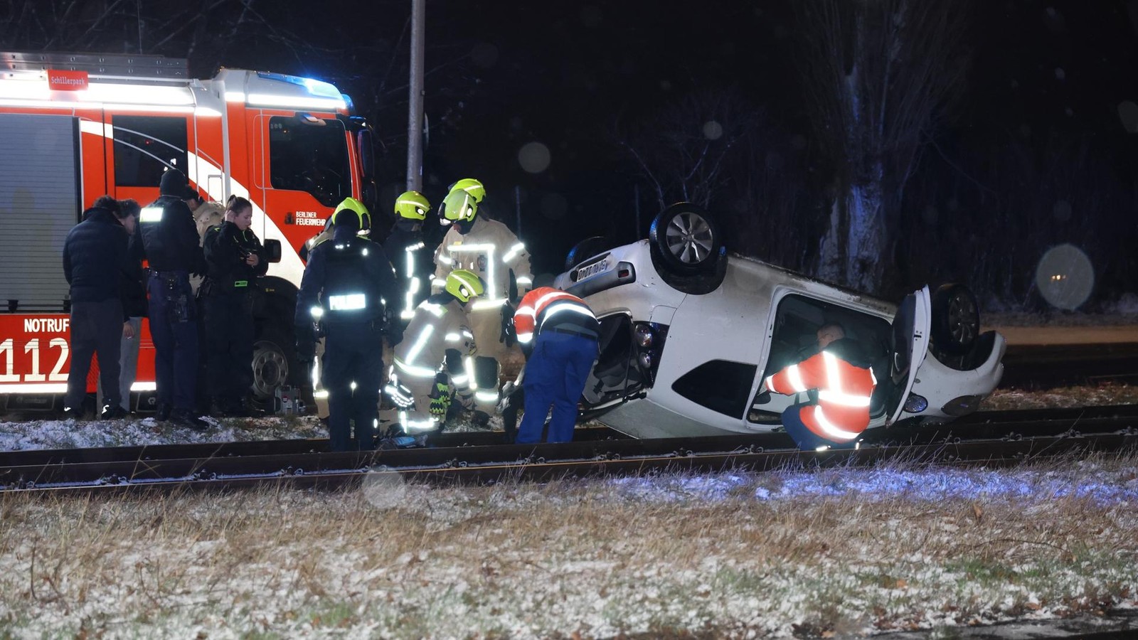 Mehrere-Gl-tte-Unf-lle-in-Berlin-Auto-berschl-gt-sich-und-landet-auf-Gleisen