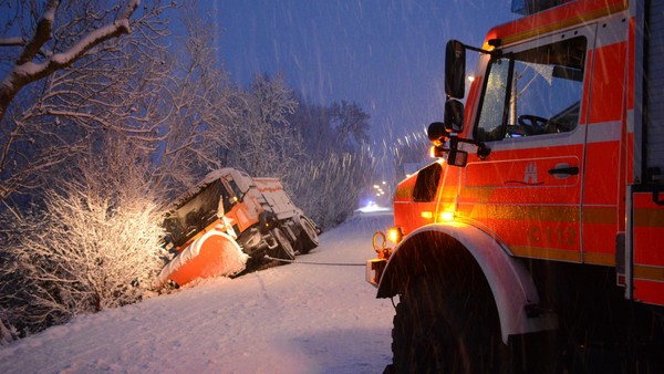 Weiterhin viel Schnee in Hamburg: Streufahrzeug kommt von der Straße ab