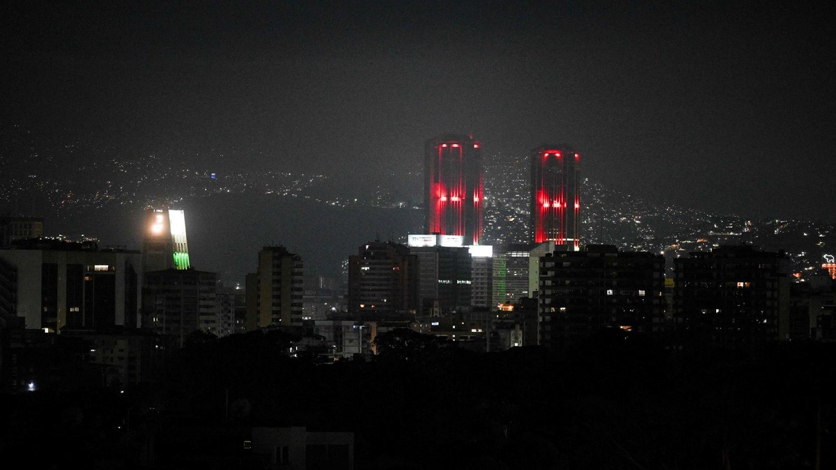 Night view of Caracas taken after a series of explosions heard on January 3, 2026. Loud explosions, accompanied by sounds resembling aircraft flyovers, were heard in Caracas around 2:00 am (0600 GMT) on January 3, an AFP journalist reported. The explosions come as US President Donald Trump, who has deployed a navy task force to the Caribbean, raised the possibility of ground strikes against Venezuela. (Photo by Federico PARRA / AFP)