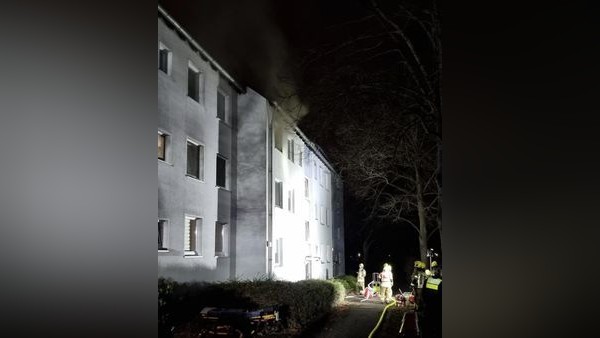 Wohnungsbrand in Wolfsburg: Sohn rettet schlafende Familie