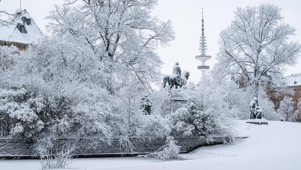Der Schnee sorgt für glatte Straßen: Winterdienst verstärkt den Einsatz