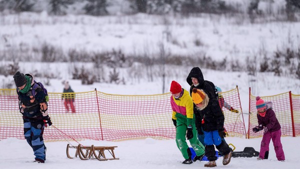 Volle Parkplätze, lange Liftschlangen: Viele Wintersportler im Harz unterwegs