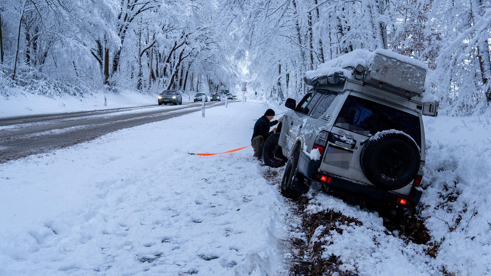 Hamburger-S-den-versinkt-im-Schnee-Helfer-landen-selbst-im-Graben