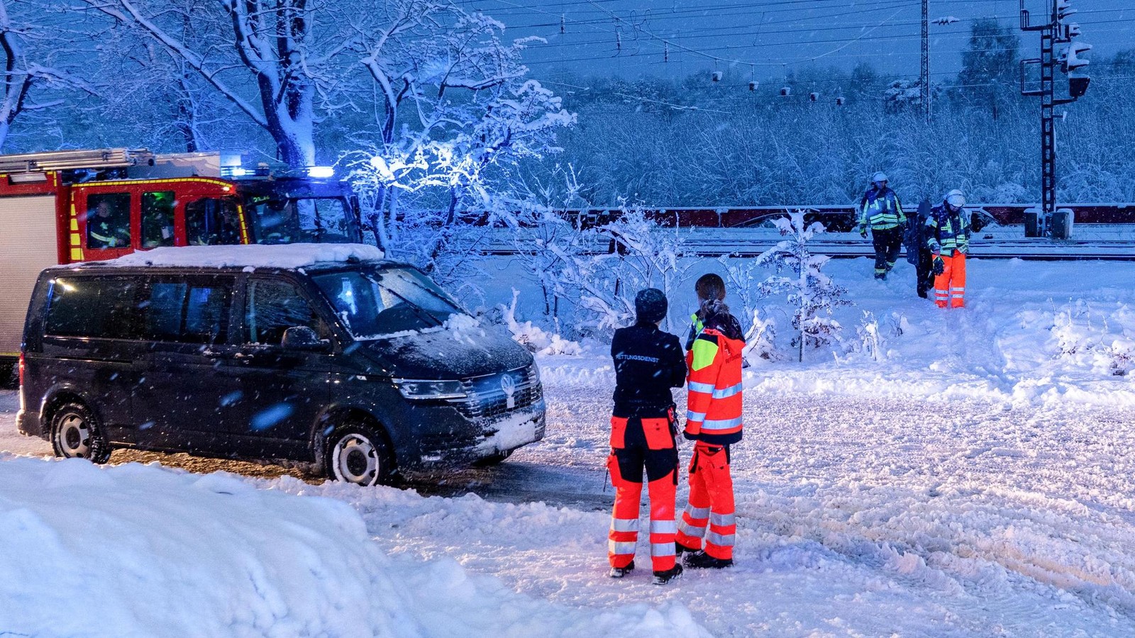 Mann-nimmt-statt-Zug-die-Gleise-Bahnstrecke-zeitweise-gesperrt