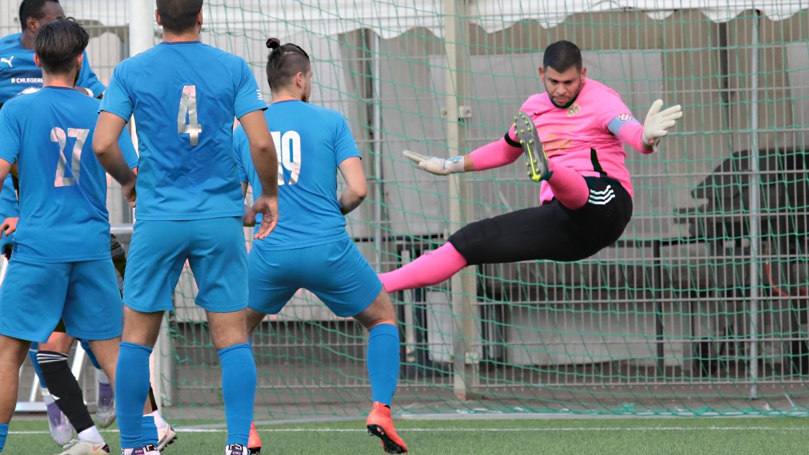 -Kann-die-Zuschauer-verstehen-Neunmeterheld-erntet-Buhrufe-in-M-lheimer-Halle